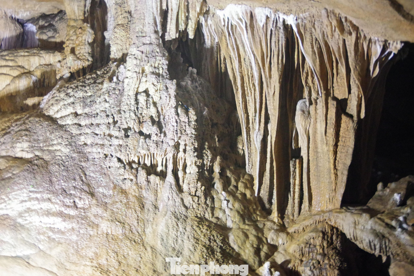 Hình ảnh một mảng hang động có màu trắng khác lạ, được ví như dải yếm cô tiên trong động Ngao.
