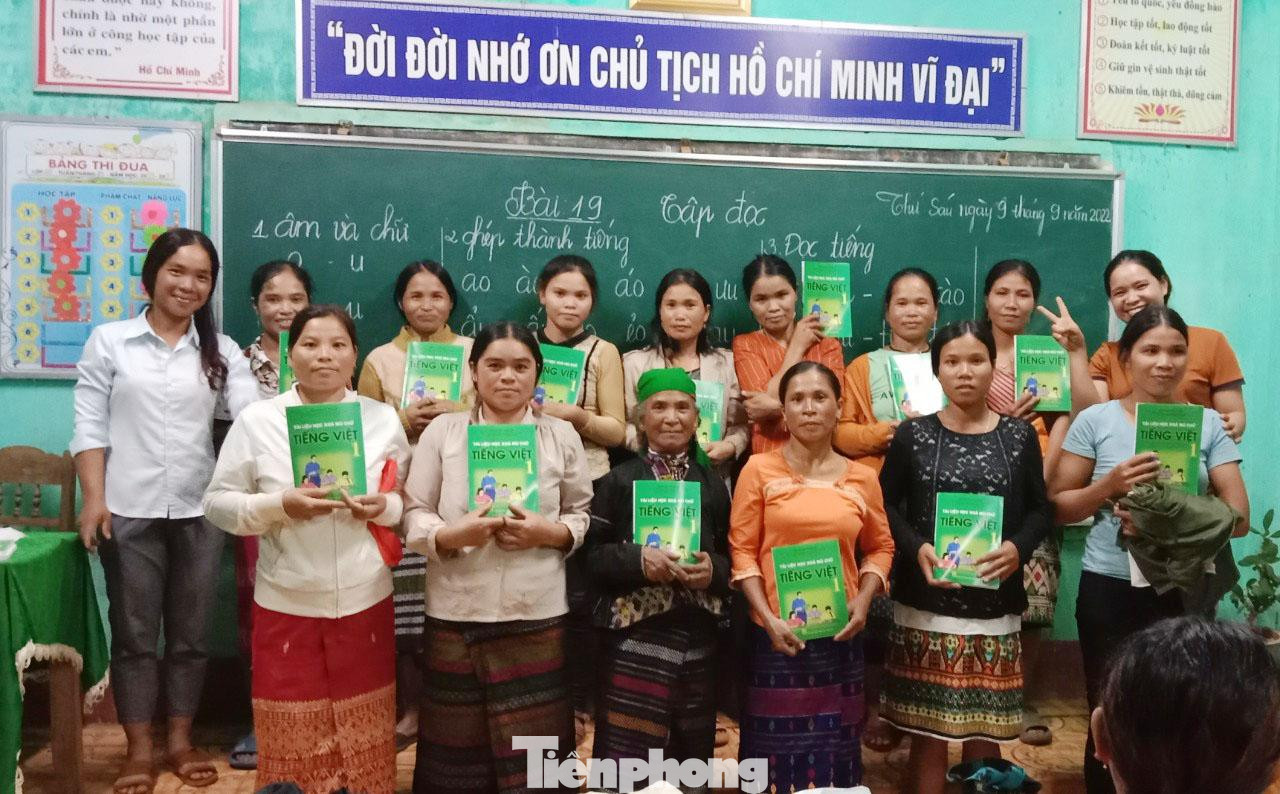 Theo Đại úy Hồ Xuân Lê, cán bộ Đồn Biên phòng Bà Tầng, các chị học viên đã lớn tuổi, tay viết không được dẻo, tiếp thu bài chậm, nên mỗi giờ lên lớp đều có một cán bộ Bộ đội Biên phòng và một cán bộ phụ nữ xã hoặc giáo viên trường tiểu học chỉnh, uốn nắn cho các chị trong từng nét chữ của mỗi tiết học. Đến nay, các chị đã biết viết, đọc, thành thạo; cộng trừ trong phạm vi 100.