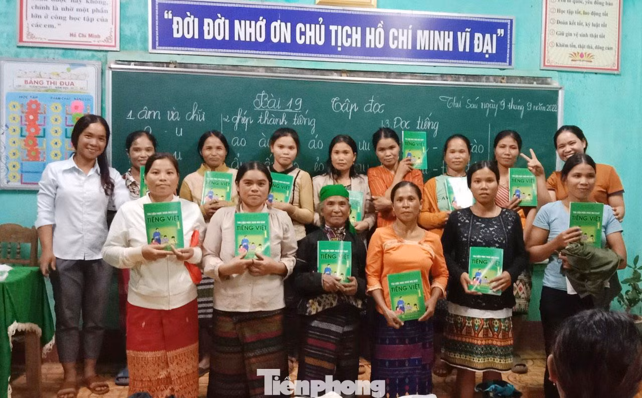 Theo Đại úy Hồ Xuân Lê, cán bộ Đồn Biên phòng Bà Tầng, các chị học viên đã lớn tuổi, tay viết không được dẻo, tiếp thu bài chậm, nên mỗi giờ lên lớp đều có một cán bộ Bộ đội Biên phòng và một cán bộ phụ nữ xã hoặc giáo viên trường tiểu học chỉnh, uốn nắn cho các chị trong từng nét chữ của mỗi tiết học. Đến nay, các chị đã biết viết, đọc, thành thạo; cộng trừ trong phạm vi 100.