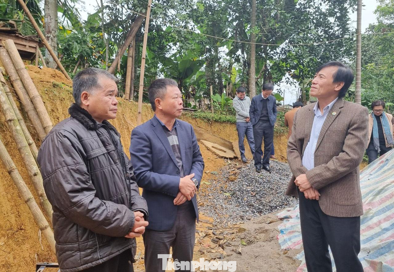 Cũng như ông On, ông Đinh Công Mợn, xóm Mương Dạ, xã Nhân Mỹ, huyện Tân Lạc là gia đình chính sách, bản thân ông được tặng thưởng Huân chương Chiến công hạng Ba. Ông Mợn cho biết, từ lâu gia đình sống trong căn nhà tạm dột nát, ẩm thấp ảnh hưởng đến sức khỏe gia đình. Từ hỗ trợ của chương trình, ông vay mượn thêm người thân và sự giúp đỡ ngày công của hàng xóm láng giềng, ông đang xây dựng căn nhà trị giá 200 triệu đồng.