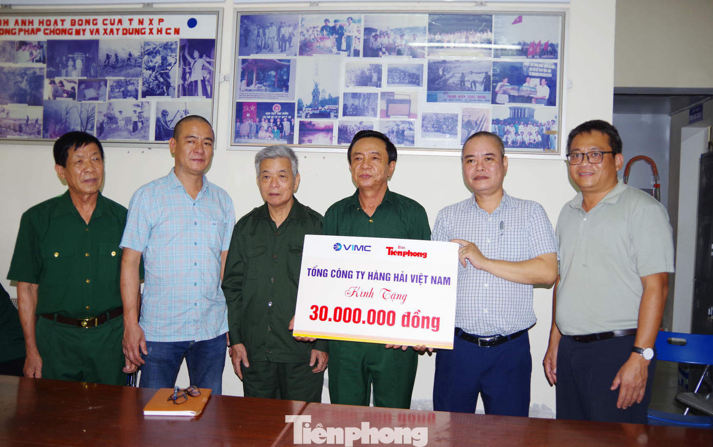 Đại diện Tổng Công ty Hàng hải Việt Nam trao 30 triệu đồng cho các cựu TNXP có hoàn cảnh khó khăn của tỉnh Nghệ An. Đại diện Tổng Công ty Hàng hải Việt Nam trao 30 triệu đồng cho các cựu TNXP có hoàn cảnh khó khăn của tỉnh Nghệ An.