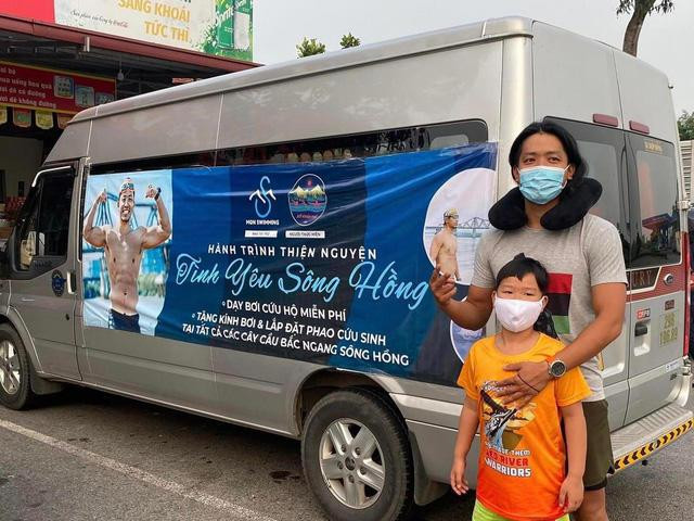 Chương trình “Tình yêu sông Hồng” dạy bơi miễn phí cho người dân, học sinh dọc sông Hồng. Ảnh nhân vật cung cấp.