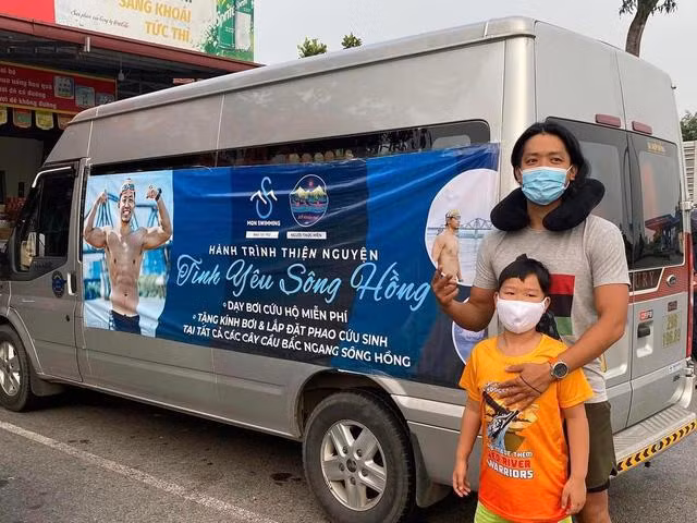 Chương trình “Tình yêu sông Hồng” dạy bơi miễn phí cho người dân, học sinh dọc sông Hồng. Ảnh nhân vật cung cấp.