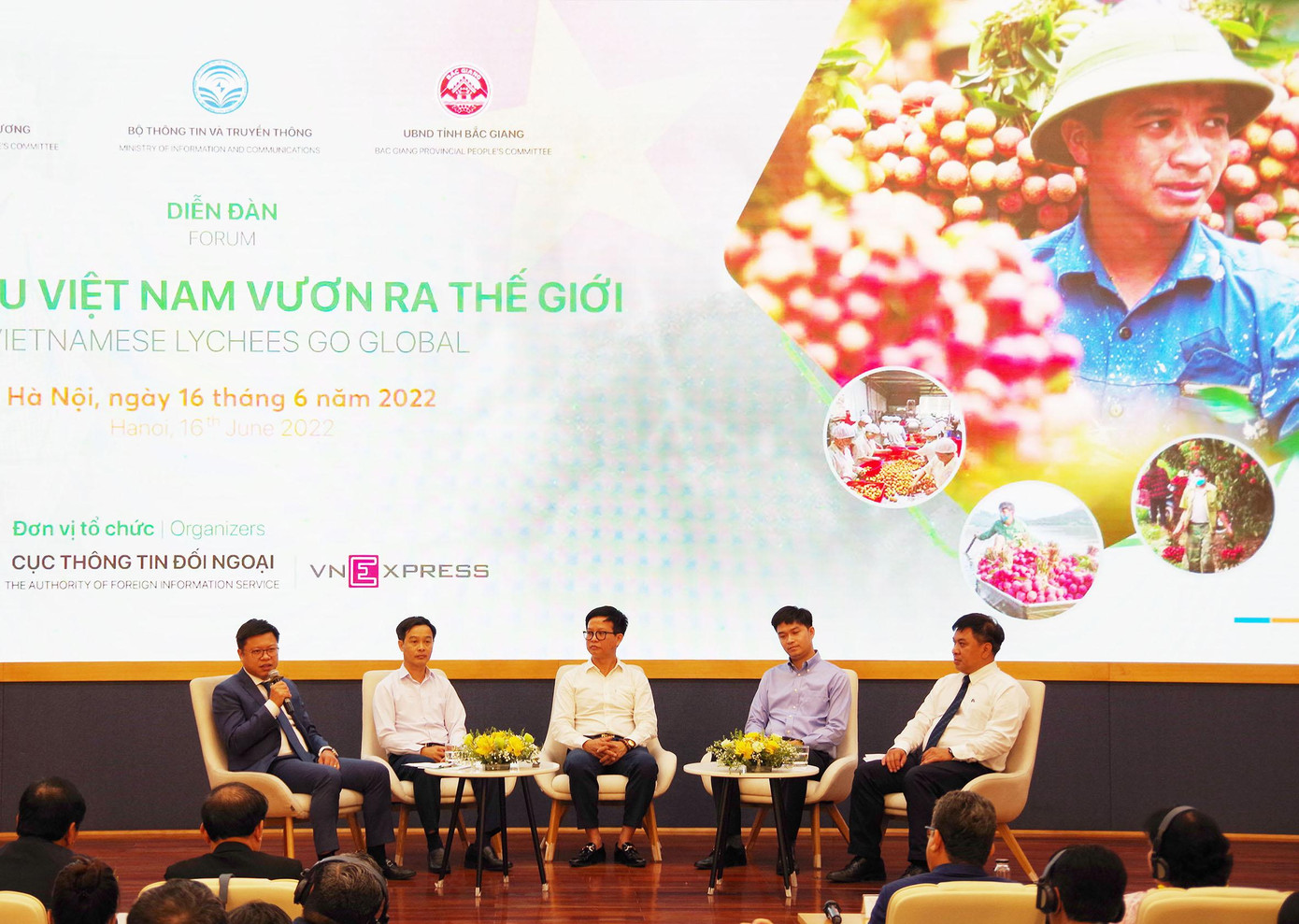 Đại diện Bộ Nông nghiệp và Phát triển nông thôn, Bộ Công Thương, hợp tác xã trồng vải, các doanh nghiệp xuất khẩu vải tham gia tọa đàm. Ảnh: Viết Hà