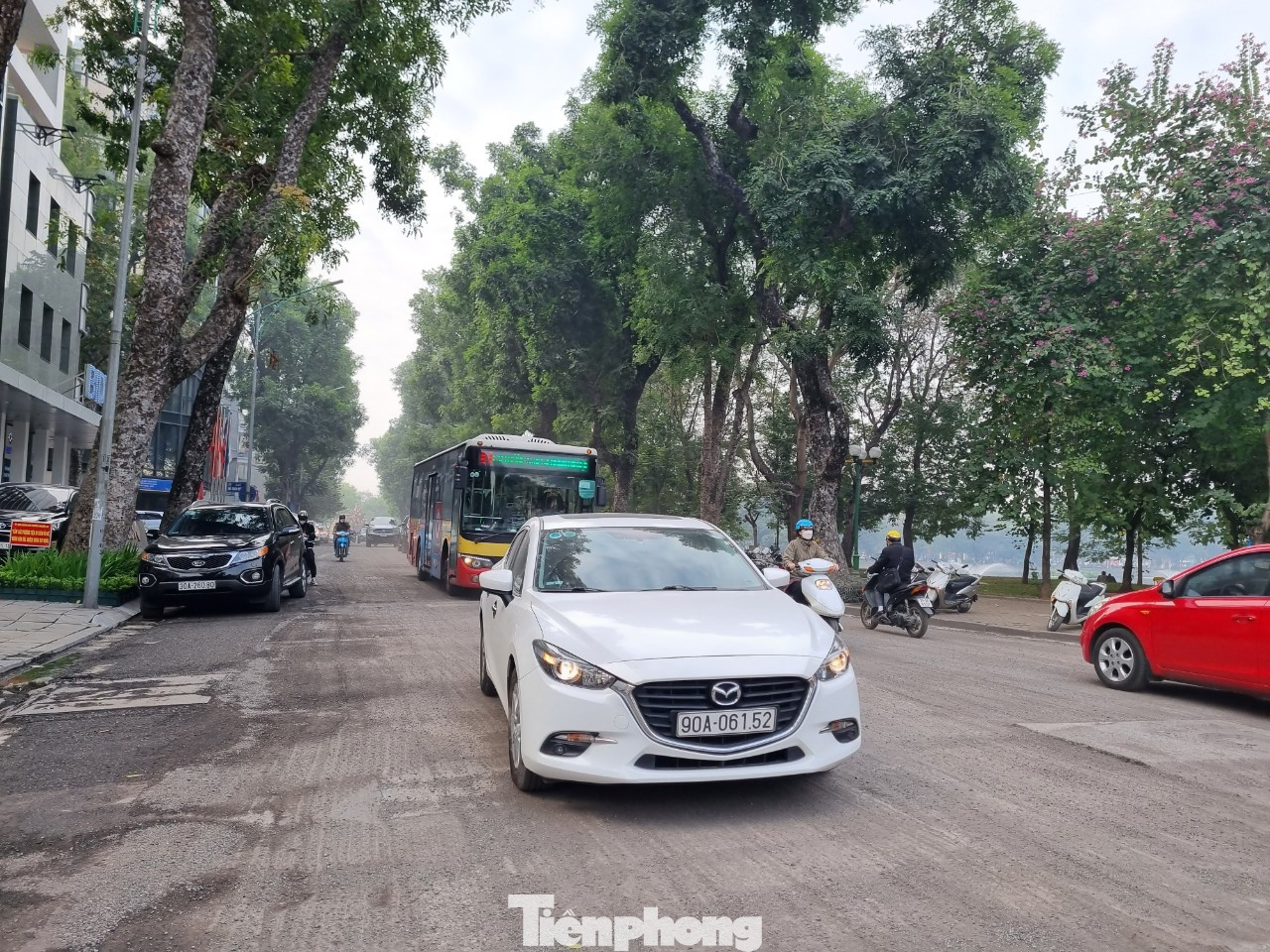 Những người sinh sống, kinh doanh bám mặt đường Quang Trung đa phần đồng tình với việc sửa lại con đường này. Bác Quang, người dân sinh sống cuối đường Quang Trung phía giao cắt với phố Trần Nhân Tông cho hay, tuyến đường này đã có dấu hiệu xuống cấp, cần được thảm nhựa lại để bảo đảm mỹ quan đô thị. Anh Trường, nhân viên một công ty ở đây cho hay: “Quan điểm của tôi đã làm thì phải làm mới, đừng chắp vá để không ảnh hưởng đến chất lượng đường, hạ tầng và mỹ quan đô thị”. Những người sinh sống, kinh doanh bám mặt đường Quang Trung đa phần đồng tình với việc sửa lại con đường này. Bác Quang, người dân sinh sống cuối đường Quang Trung phía giao cắt với phố Trần Nhân Tông cho hay, tuyến đường này đã có dấu hiệu xuống cấp, cần được thảm nhựa lại để bảo đảm mỹ quan đô thị. Anh Trường, nhân viên một công ty ở đây cho hay: “Quan điểm của tôi đã làm thì phải làm mới, đừng chắp vá để không ảnh hưởng đến chất lượng đường, hạ tầng và mỹ quan đô thị”.