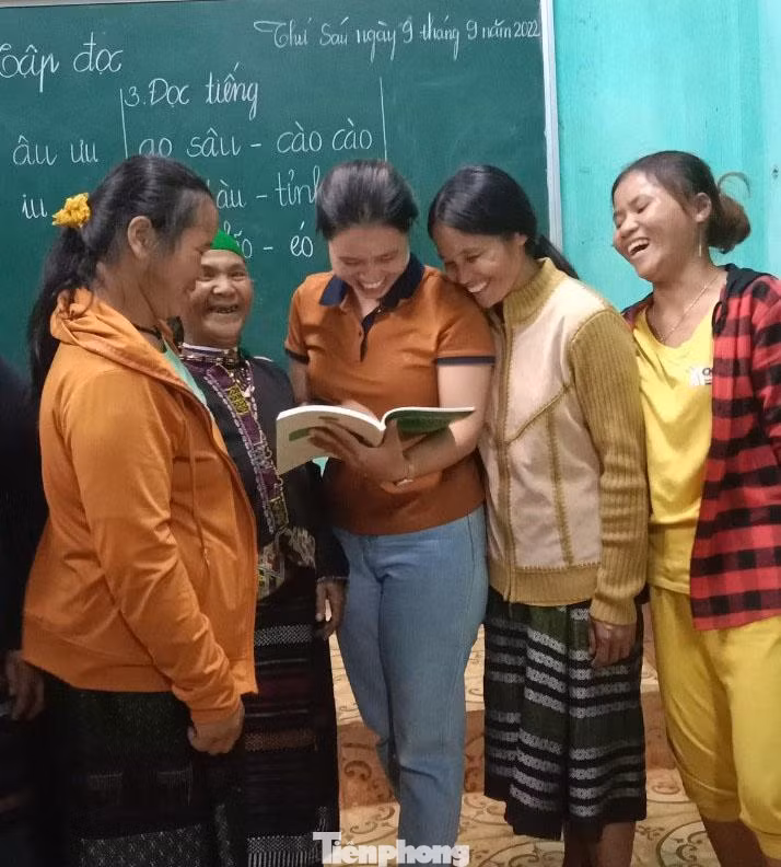 Trong ít phút giải lao giữa buổi học. “Biết chữ mình tự tin rất nhiều trong giao tiếp, dễ dàng tìm thêm cách làm kinh tế hiệu quả, rồi áp dụng cho gia đình xóa đói, giảm nghèo...”, chị Bông quyết tâm.