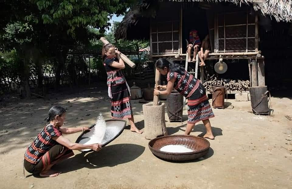 Đồng bào Pa Kô xã A Bung sử dụng trang phục thổ cẩm trong cuộc sống. Đồng bào Pa Kô xã A Bung sử dụng trang phục thổ cẩm trong cuộc sống.