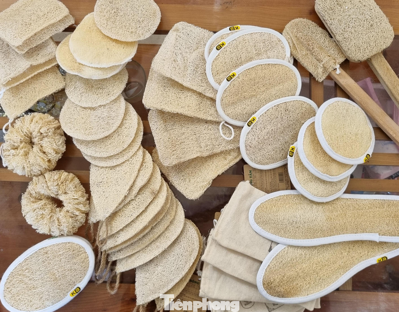 “Muốn tạo ra những sản phẩm có mẫu mã đẹp, độ kết dính, tôi chỉ sử dụng phương pháp may bằng chỉ, sợi đay và vải thay vì sử dụng keo dán nên đảm bảo tính thẩm mỹ và sự mộc mạc của xơ mướp”, anh Tôn cho hay.