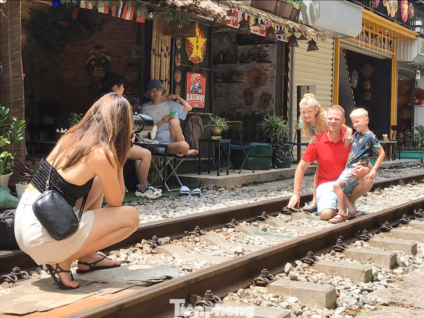 Năm 2019, UBND thành phố Hà Nội từng rầm rộ ra quân xử lý, cưỡng chế các quán cà phê vi phạm hành lang an toàn đường sắt.