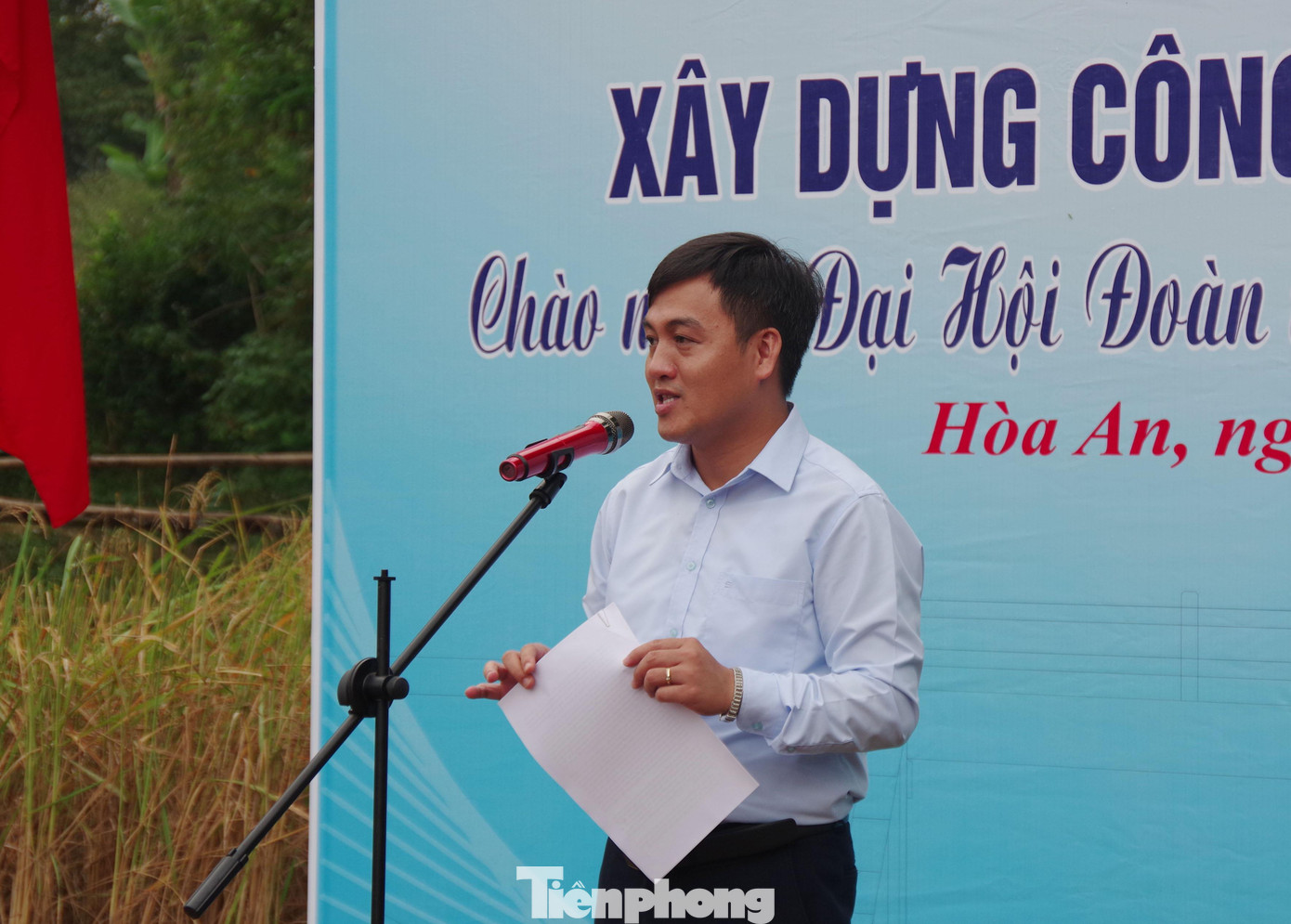 Ông Luân Chiến Công, Chủ tịch UBND huyện Hòa An cho hay, xã Dân Chủ là xã đặc biệt khó khăn, tỷ lệ hộ nghèo chiếm tỷ lệ 27.3%. Xã Dân Chủ phấn đấu về đích nông thôn mới vào năm 2025, nhưng theo bộ tiêu chí mới xã mới đạt 5/19 tiêu chí, trong khi nguồn lực được bố trí để thực hiện còn rất hạn hẹp. Ông Công đánh giá, sự tham gia hỗ trợ, chung tay góp sức của Cộng đồng 1000M, Quỹ Big Share, báo Tiền Phong, khởi công xây dựng cầu Tâm sáng có ý nghĩa rất quan trọng, tạo điều kiện thuận lợi, an toàn trong việc đi lại, sản xuất, giao thương hàng hóa, học tập các hộ dân thôn Bản Hóa, nhất là trong mùa mưa lũ.