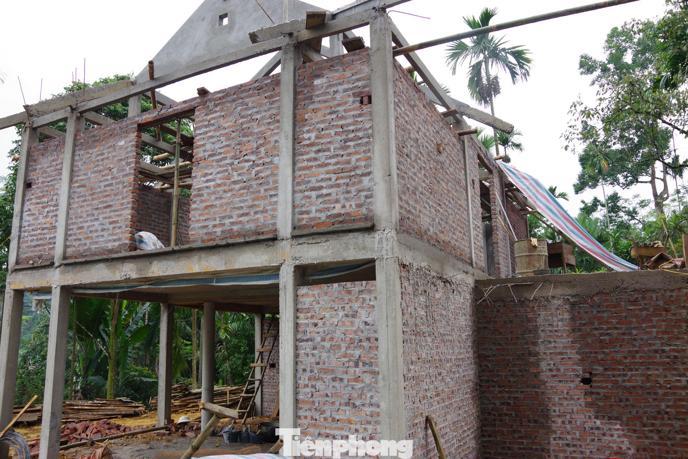 Đi cùng đoàn, bà Đặng Bích Ngọc cho biết: “Sau khi khởi động chương trình, chúng tôi chỉ đạo sát sao các ban ngành, địa phương, các đoàn thể, đoàn viên, thanh niên hỗ trợ các gia đình xây dựng những ngôi nhà đẹp, chất lượng”.