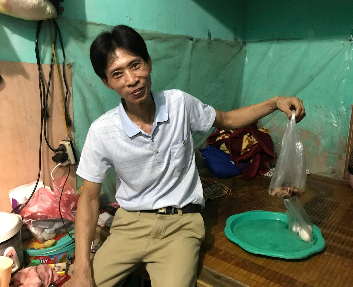 Vợ chồng anh Nguyễn Văn Xiển, 47 tuổi, quê huyện Thanh Miện, tỉnh Hải Dương cũng khó khăn không kém. Anh Xiển cho biết, vừa đưa vợ đi khám bệnh, lấy đơn thuốc hết 1,7 triệu đồng. “Cả đời làm lụng vất vả, giờ cứ trở trời lại ốm. Hôm nay, vợ ốm nên tôi ra chợ mua một ít thịt, trứng về bồi bổ cho vợ. Còn bình thường thi rau, dưa thôi anh ạ!” – Anh Xiển bộc bạch.