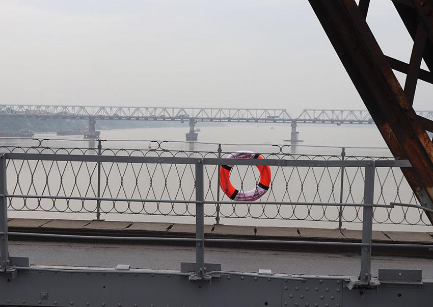 Trên địa bàn TP. Hà Nội nhóm bố trí 33 phao treo tại 6 cây cầu là Thăng Long, Nhật Tân, Long Biên, Chương Dương, Vĩnh Tuy và Thanh Trì. Ảnh: Viết Hà