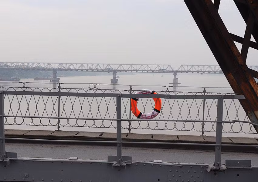 Trên địa bàn TP. Hà Nội nhóm bố trí 33 phao treo tại 6 cây cầu là Thăng Long, Nhật Tân, Long Biên, Chương Dương, Vĩnh Tuy và Thanh Trì. Ảnh: Viết Hà
