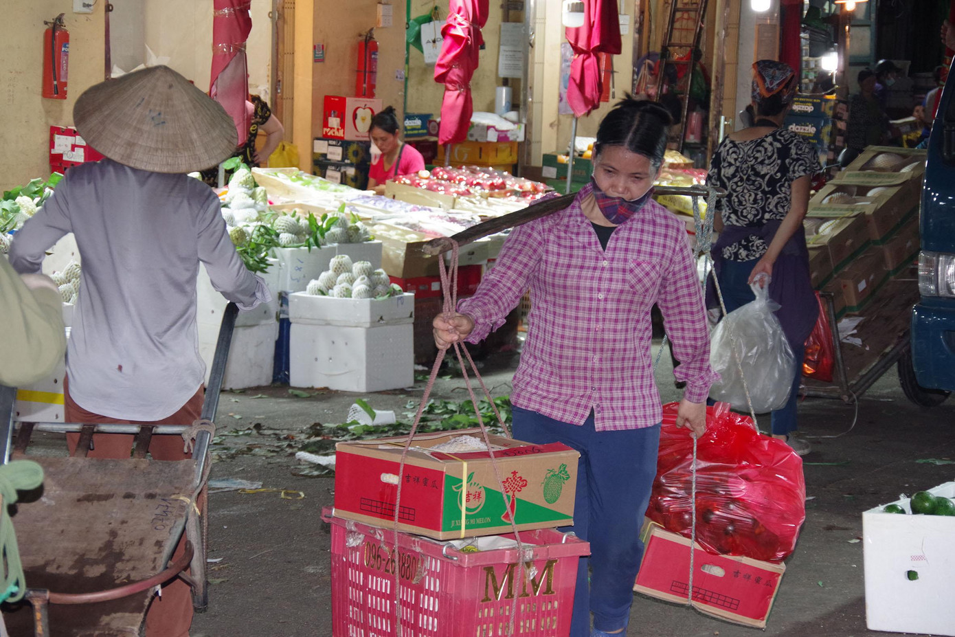 Mỗi gánh hàng như thế này, thời điểm này các thương lái chỉ trả cho người gánh 10 nghìn đồng. Ảnh: Viết Hà