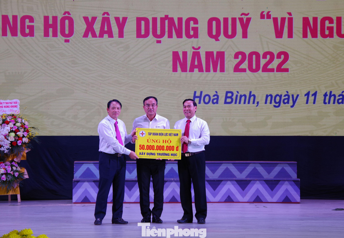 Tập đoàn Điện lực Việt Nam ủng hộ 50 tỷ đồng tặng Quỹ Vì người nghèo tỉnh Hòa Bình để xây dựng trường học.