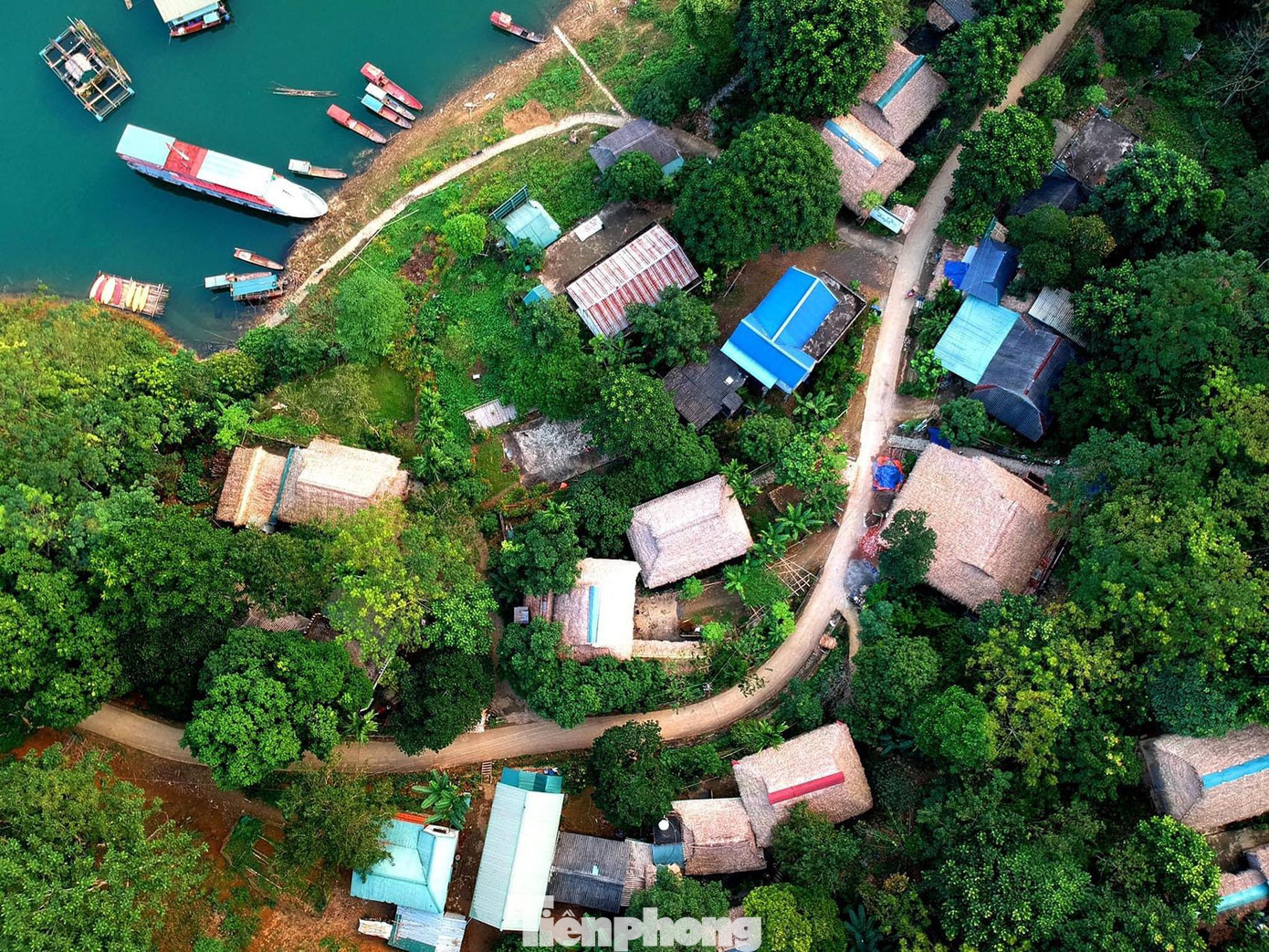 Cuộc sống của người dân ở bản rất yên bình.