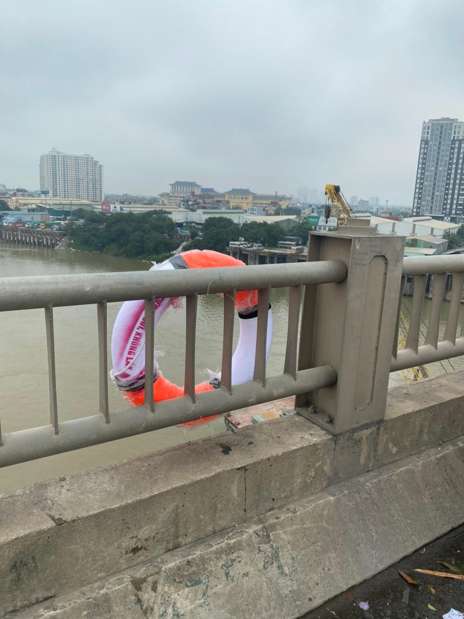 Phao cứu sinh trên cầu Vĩnh Tuy được đơn vị quản lý tạm thu hồi để báo cáo Sở Giao thông Vận tải. Ảnh: Nhân vật cung cấp Phao cứu sinh trên cầu Vĩnh Tuy được đơn vị quản lý tạm thu hồi để báo cáo Sở Giao thông Vận tải. Ảnh: Nhân vật cung cấp