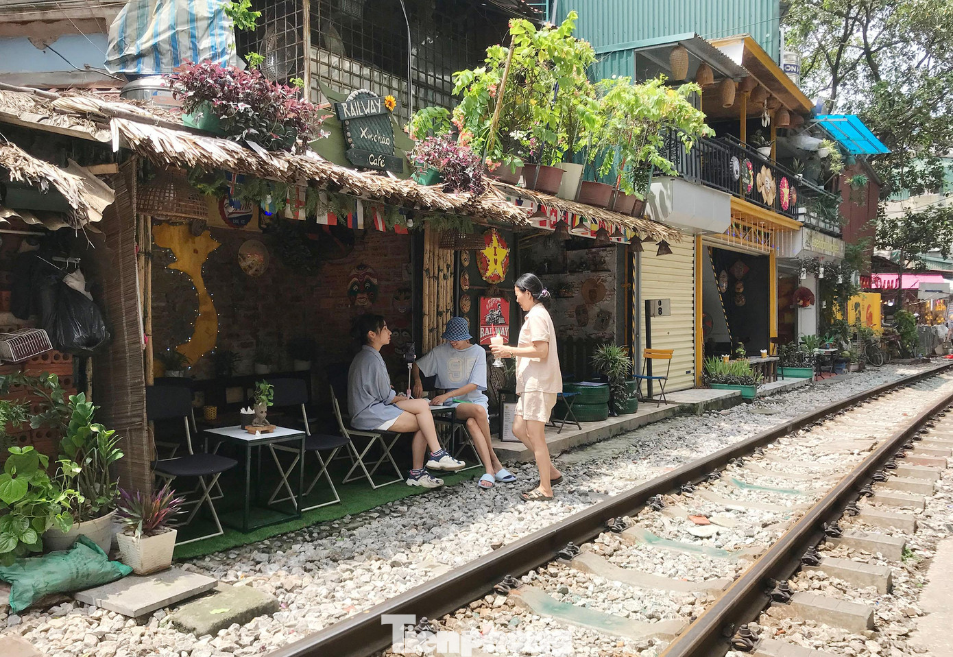 Các quán cà phê đều bày bàn ghế phía trong nhà. Tuy nhiên, hầu hết các quán cà phê này vẫn vi phạm phạm vi bảo vệ công trình đường sắt, hành lang an toàn đường sắt. Theo Nghị định 56/2018/NĐ-CP (quy định về quản lý, bảo vệ kết cấu hạ tầng đường sắt) với đường sắt đô thị, phạm vi bảo vệ đường sắt là 5,4m (từ đường ray ngoài cùng) và phần hành lang an toàn đường sắt cộng thêm 3 m từ điểm hết phạm vi bảo vệ đường sắt; tổng cộng là 8,4m.