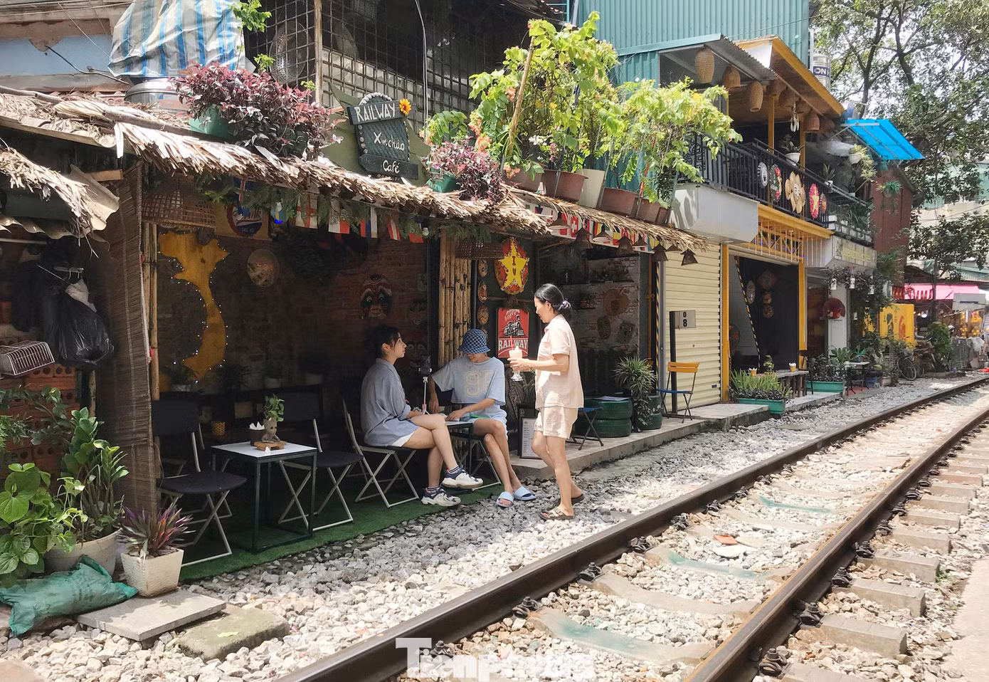 Các quán cà phê đều bày bàn ghế phía trong nhà. Tuy nhiên, hầu hết các quán cà phê này vẫn vi phạm phạm vi bảo vệ công trình đường sắt, hành lang an toàn đường sắt. Theo Nghị định 56/2018/NĐ-CP (quy định về quản lý, bảo vệ kết cấu hạ tầng đường sắt) với đường sắt đô thị, phạm vi bảo vệ đường sắt là 5,4m (từ đường ray ngoài cùng) và phần hành lang an toàn đường sắt cộng thêm 3 m từ điểm hết phạm vi bảo vệ đường sắt; tổng cộng là 8,4m.