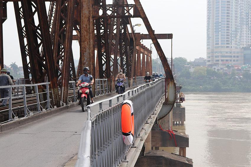 Phao cứu sinh được lắp gọn nhẹ, đảm bảo an toàn để phao không bị xê dịch, nhưng dễ tháo trong tình huống khẩn cấp.