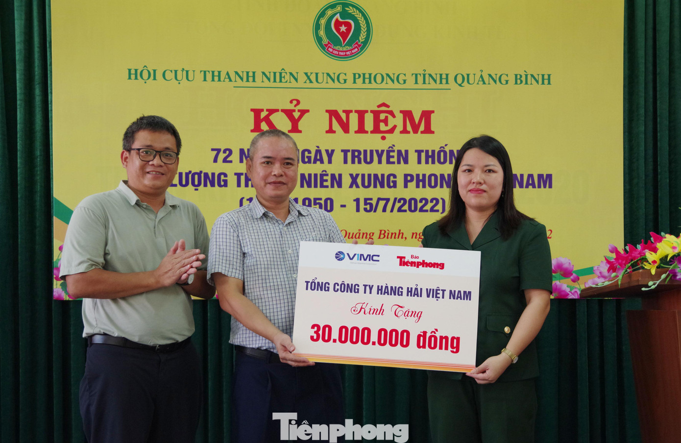 Ông Dương Hoàng Anh, Phó Chánh văn phòng Tổng Công ty Hàng hải Việt Nam trao quà cho cựu TNXP có hoàn cảnh khó khăn tỉnh Quảng Bình. Ông Dương Hoàng Anh, Phó Chánh văn phòng Tổng Công ty Hàng hải Việt Nam trao quà cho cựu TNXP có hoàn cảnh khó khăn tỉnh Quảng Bình.