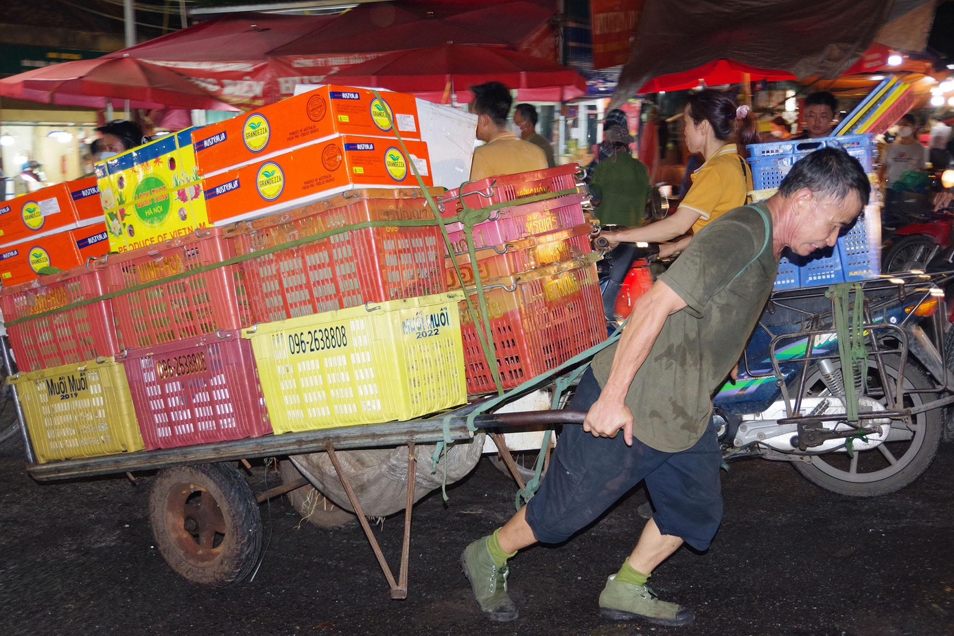 Theo những người chở hàng thuê, bốc vác ở đây, tuy làm việc rất vất vả nhưng thu nhập chẳng được bao nhiêu. “Hàng về chợ đầu mối Long Biên giảm hơn một nửa, công việc ít. Anh em làm nghề bốc vác, kéo xe, gánh hàng thuê về quê nhiều lắm rồi. Trước, gánh hàng từ chợ ra bến xe buýt Long Biên, chủ hàng trả cho 20 đến 30 nghìn, nay chỉ cho 10 nghìn đồng thôi” – anh Vinh, một người kéo xe thuê cho biết thêm.