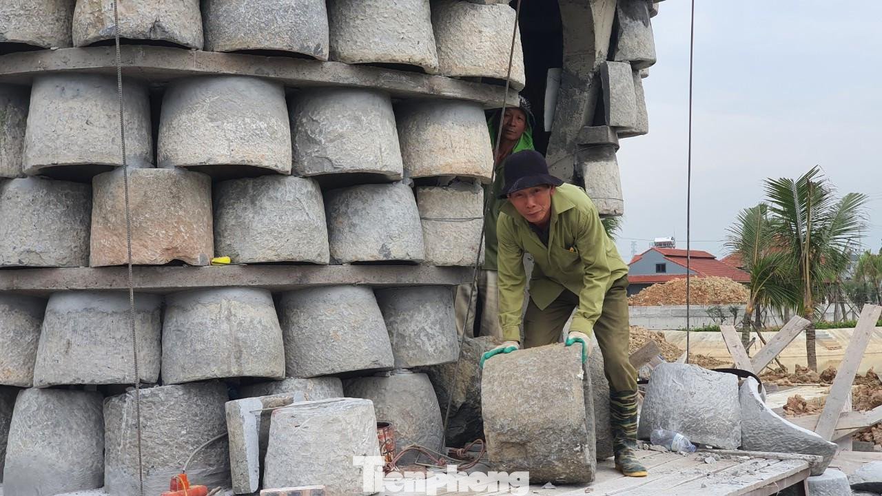 Việc xây dựng tháp bằng cối đá là thách thức rất lớn trong quá trình thi công. Đơn vị thi công phải lựa chọn những cối đá có kích thước tương tự nhau và vận chuyển lên cao.