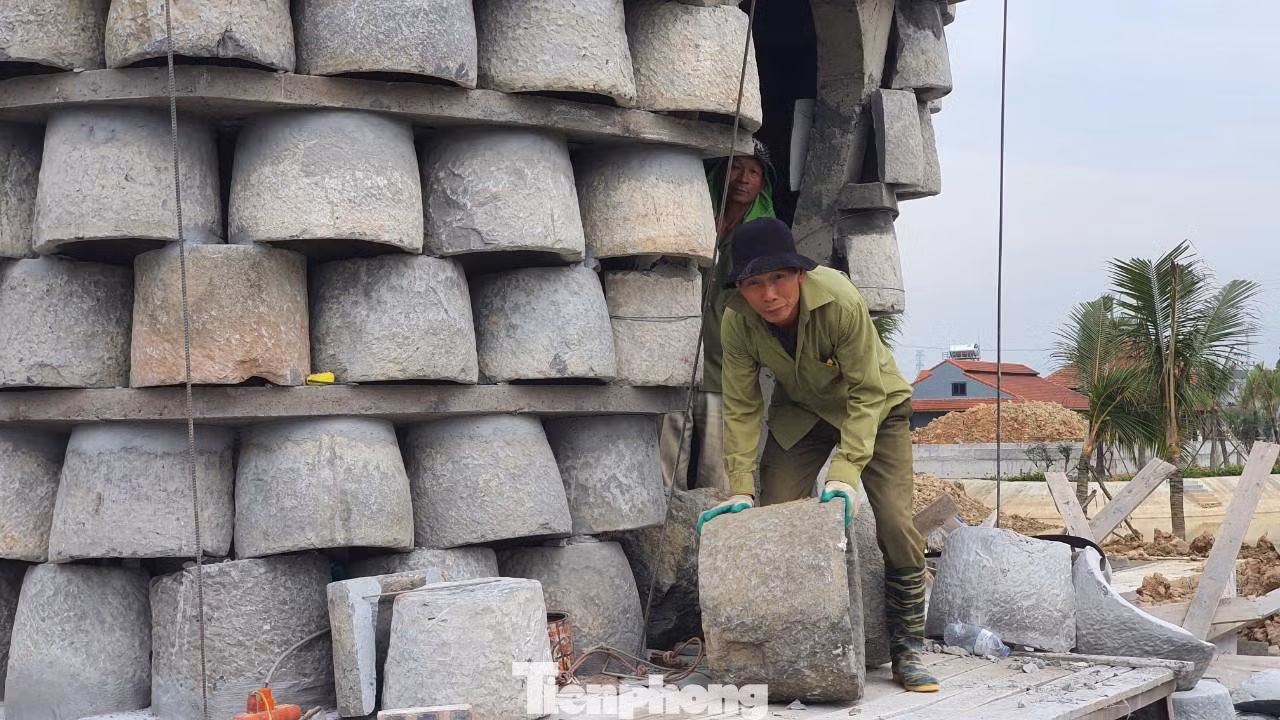 Việc xây dựng tháp bằng cối đá là thách thức rất lớn trong quá trình thi công. Đơn vị thi công phải lựa chọn những cối đá có kích thước tương tự nhau và vận chuyển lên cao.