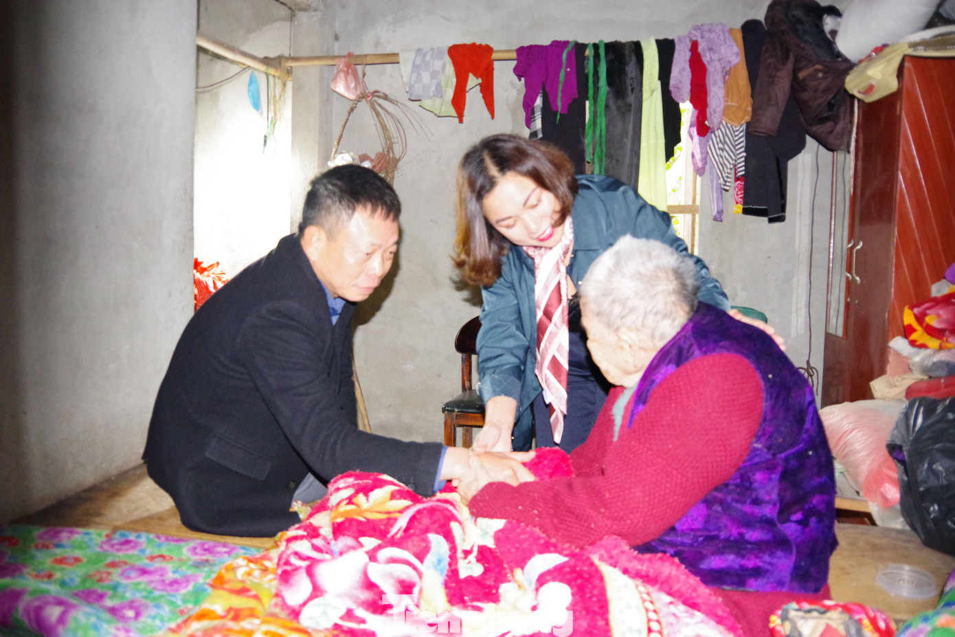 Cùng hoàn cảnh khó khăn như những người được thụ hưởng nguồn lực từ Công ty cổ phần Tập đoàn Phúc Sơn tài trợ, cụ Nguyễn Thị Đơ (90 tuổi), xóm Giêng, xã Tú Lý, huyện Đà Bắc, cựu thanh niên xung phong có hoàn cảnh khó khăn. Nhiều năm nay, cụ sống trong căn nhà cấp 4 xuống cấp cùng con dâu và vợ chồng 3 đứa cháu nội.