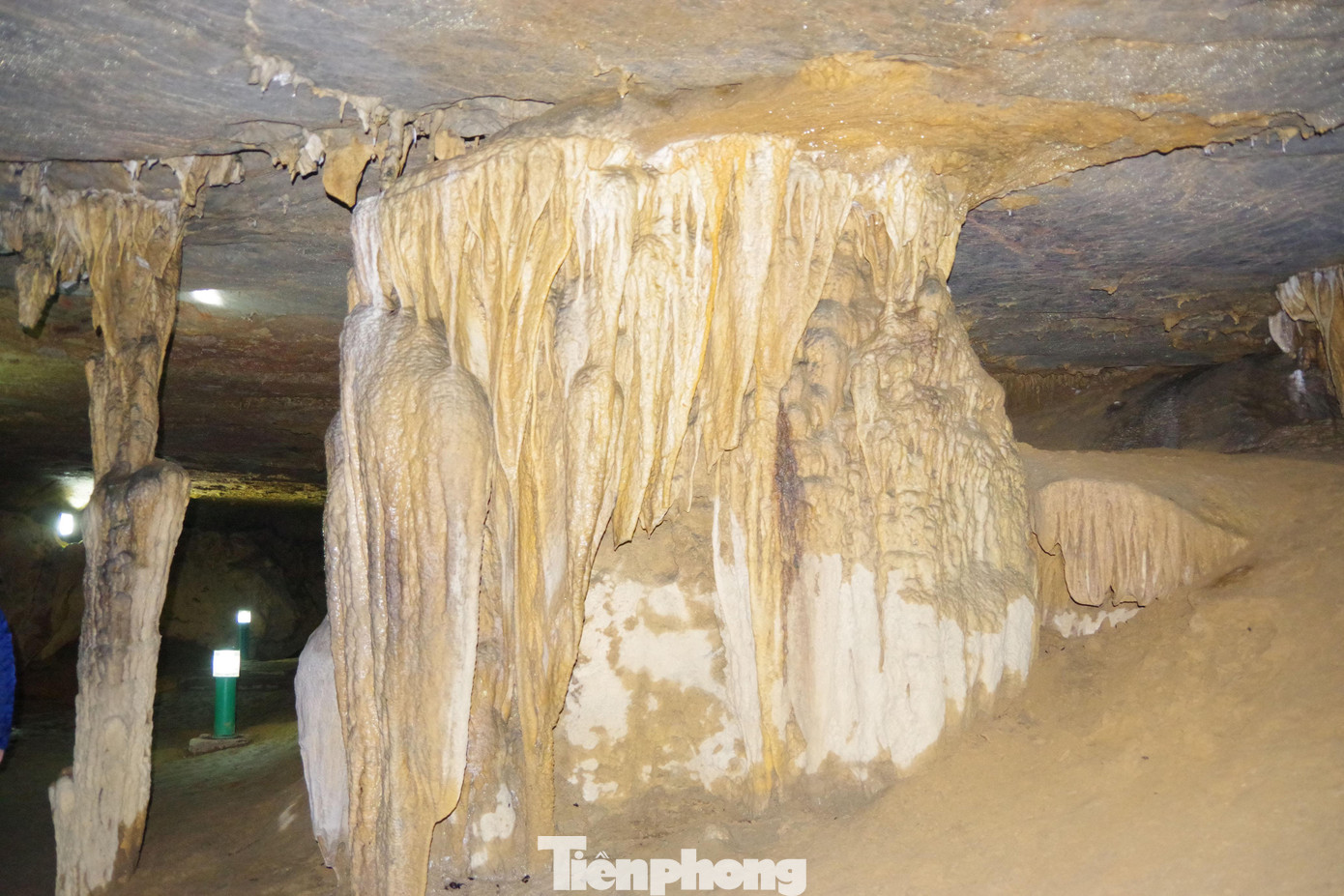 Cảnh quan thiên nhiên với nhiều khối nhũ đá lạ mắt, gắn với nhiều điển tích. Trong ảnh là cột trụ trời thứ 2 trong Động Ngao.