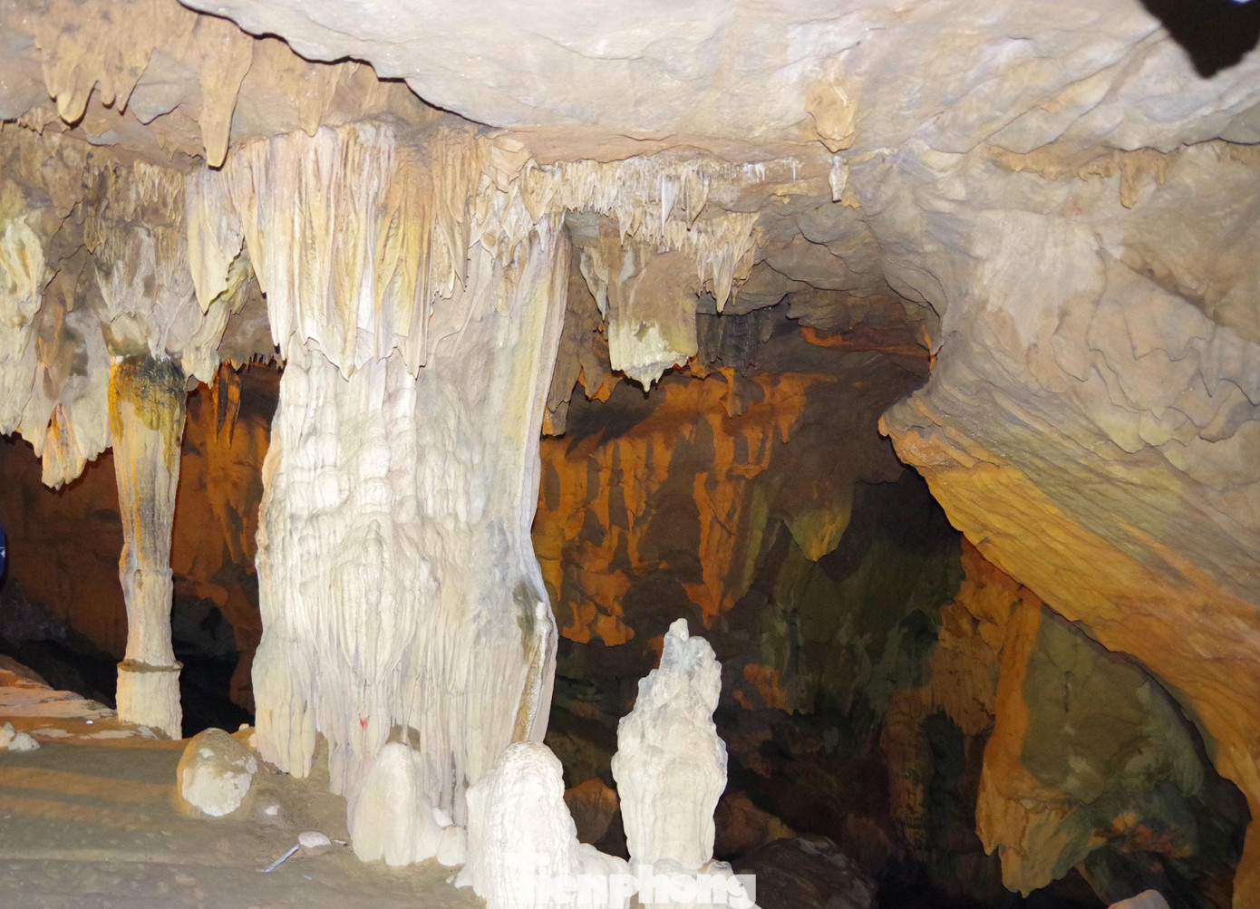 Từ năm 2006, tỉnh Cao Bằng đã đưa vào khai thác du lịch tuyến thứ nhất dài gần 1.000m vào từ cửa Ngườm Lồm và quay trở ra bằng cửa Ngườm Ngao. Trong ảnh là một trong bốn cột trụ trời. Đây là cấu trúc đặc biệt, được tạo ra bởi sự gặp nhau giữa măng đá (từ dưới nhú lên) và nhũ đá (từ trên thả xuống) trong động Ngườm Ngao.