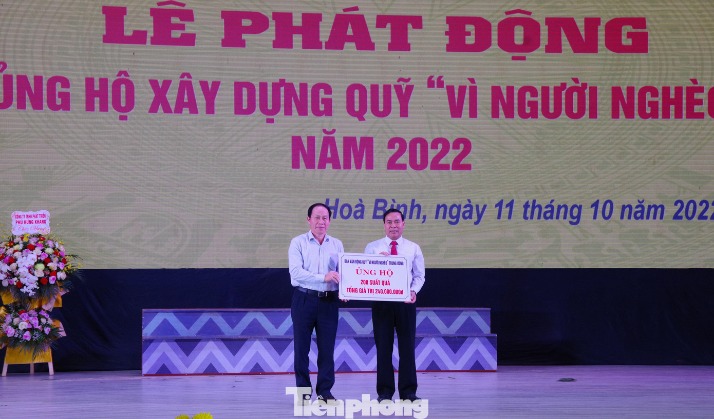 Ban vận động Quỹ Vì người nghèo Trung ương trao 200 suất quà tặng Quỹ Vì người nghèo tỉnh Hòa Bình.