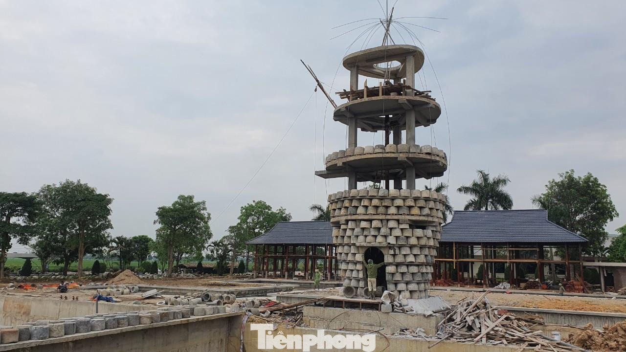 Trong các công trình làm từ cối đá tại đây có tháp Thần Nông với chiều cao 15m, chia thành 5 tầng, được ghép bởi 1.012 cối đá xếp vòng ngoài, bên trong là khung cột bê tông được đổ kiên cố. Tháp được thiết kế theo hình hạt lúa, dựng theo chiều thẳng đứng. Quanh tháp được trang trí bằng trục đá kéo lúa, cối đá xay lúa… nhằm tạo ra một không gian gắn liền với nền văn hóa lúa nước. Trong ảnh: Tháp Thần Nông trong quá trình xây dựng.