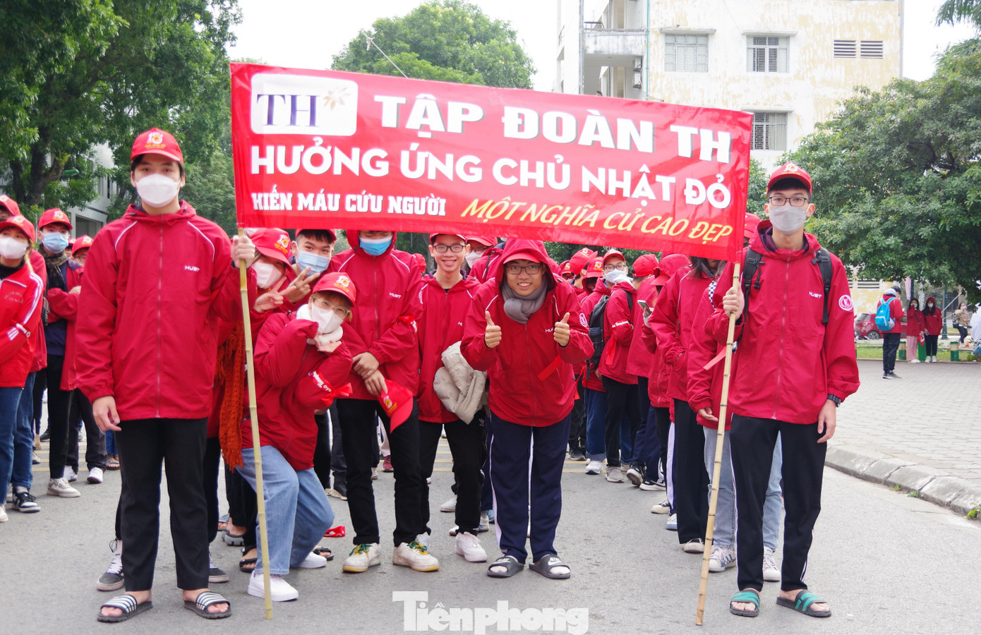 Băng rôn cổ động của Tập đoàn TH tại lễ hội chính của Chủ nhật Đỏ lần thứ XV, năm 2023 tại Đại học Bách KHoa hôm 18/12/2022