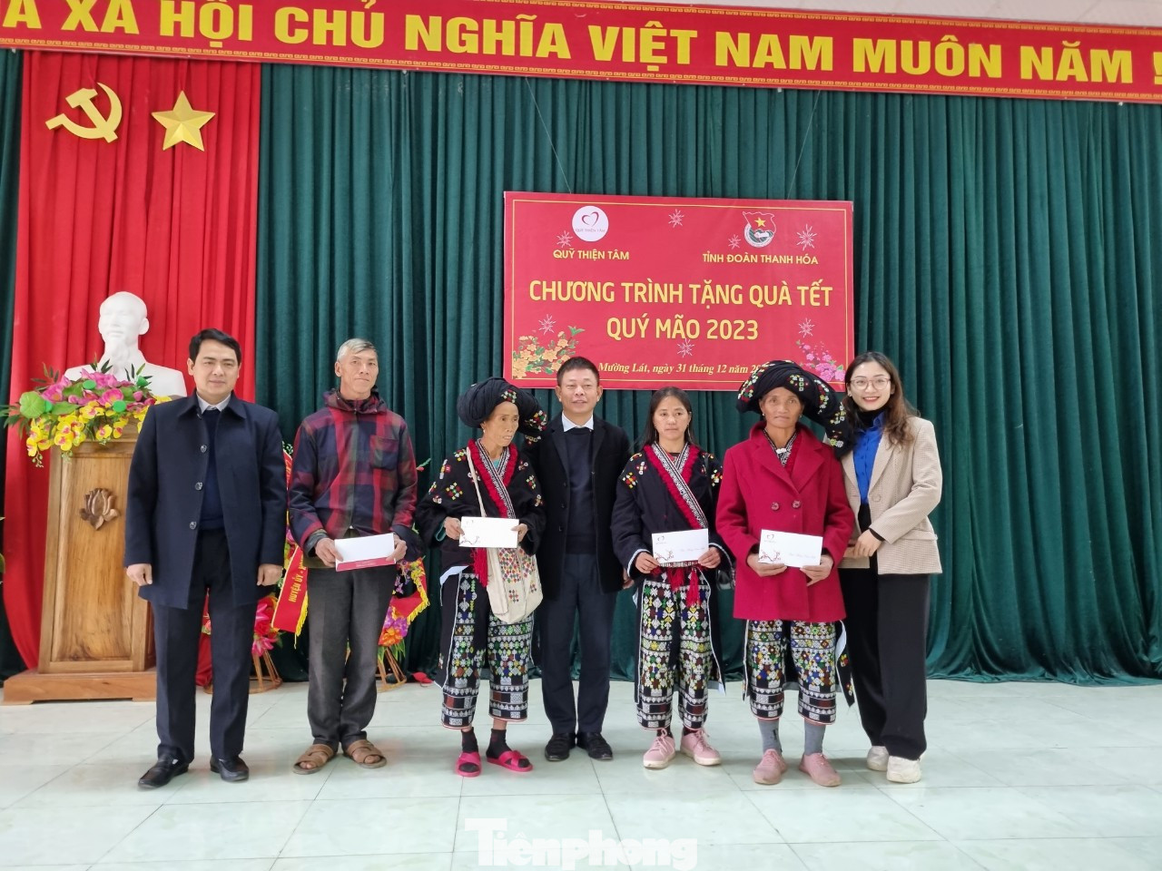 Bà Gia Thị Vá (bản Cơm, xã Pù Nhi) cho biết, bà ốm đau suốt, sức khỏe không có để lao động sản xuất, nên kinh tế gia đình rất khó khăn. "Năm nay, được sự quan tâm của chính quyền địa phương, các nhà hảo tâm, hy vọng tôi có cái Tết ấm cúng hơn", bà Vá nói.