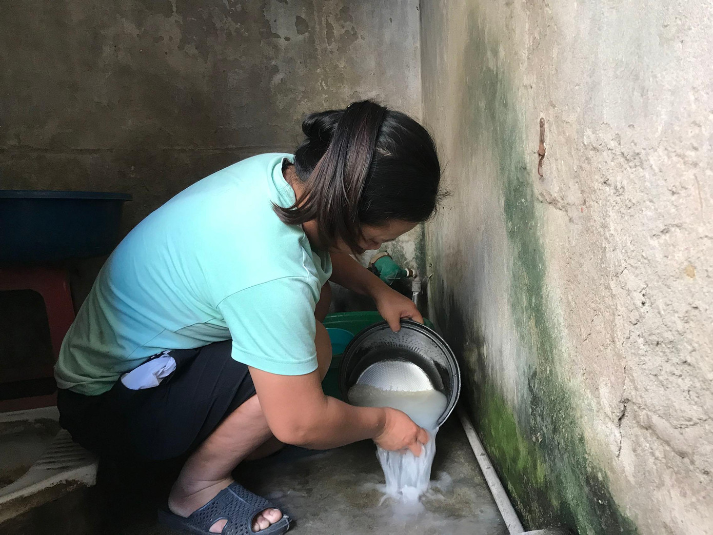 Lúc 16h30 chị Sen, vợ anh Tự chuẩn bị cơm chiều. Anh chị ăn sớm nghỉ ngơi đến 21h, ra chợ đầu mối Long Biên bắt tay vào công việc. "Tối vợ chồng đi gánh hàng, ngày thì ngủ lấy sức. Nhưng những ngày này nhiệt độ tăng cao, nóng không thể chịu nổi và không ngủ được. Em phải lấy chăn bông chèn hoa quả người ta vứt ngoài chợ về trải lên mái nhà, cứ vài tiếng lại phải leo lên đổ nước vào chăn cho đỡ nóng”, chị Sen nói.