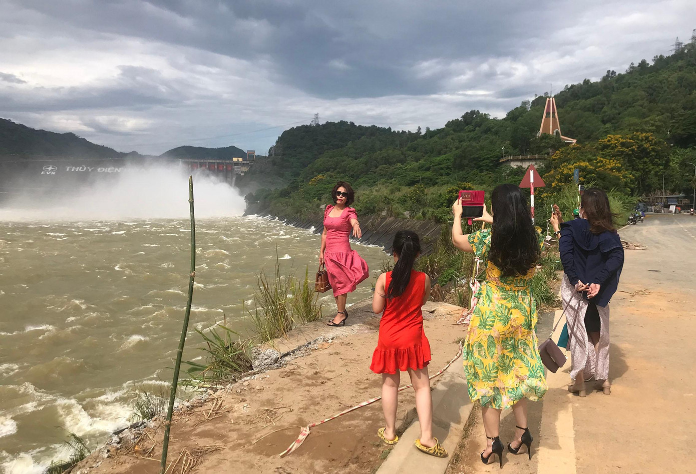 Thủy điện Hòa Bình xả lũ, thu hút nhiều người dân về tham quan.