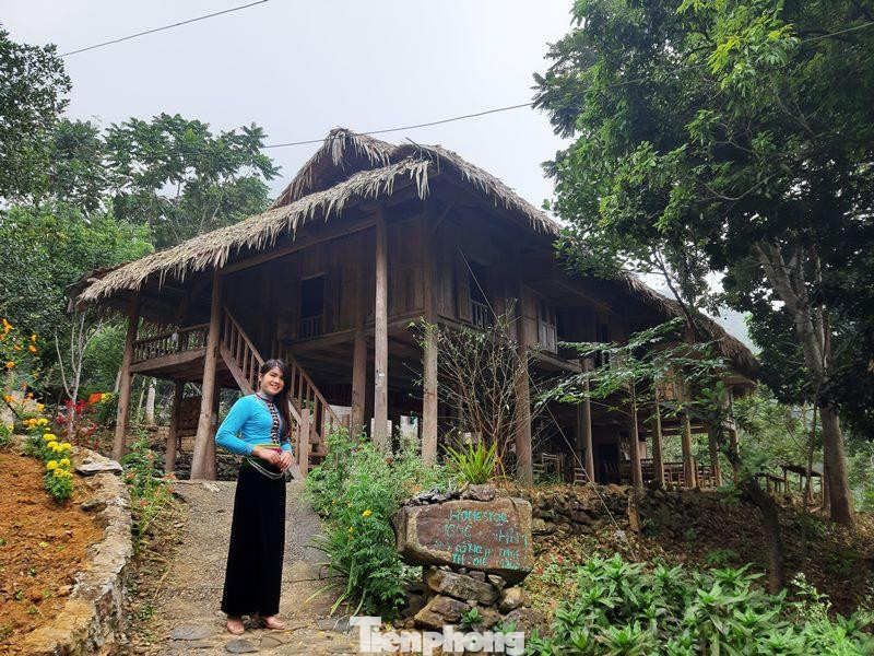 Bùi Thị Nhềm, một trong những người đầu tiên làm du lịch cộng đồng ở Đá Bia cho biết, trước đây, Đá Bia là một xóm nhỏ với vài chục hộ dân. Khi chưa có đường nơi đây là một ốc đảo biệt lập bởi núi rừng và sông nước. Nhận thấy tiềm năng du lịch cộng đồng nên nhiều hộ dân trong bản được hỗ trợ sửa chữa nhà phát triển du lịch. Dù được cải tạo lại nhưng nhà ở của các hộ dân trong bản vẫn giữ nguyên kiến trúc nhà sàn cùng nhiều tiện ích. Cũng từ đây, tại bản hình thành các homestay đáp ứng nhu cầu ăn, ngủ, nghỉ, đồng thời kết nối, cung cấp nhiều dịch vụ trải nghiệm đến du khách.