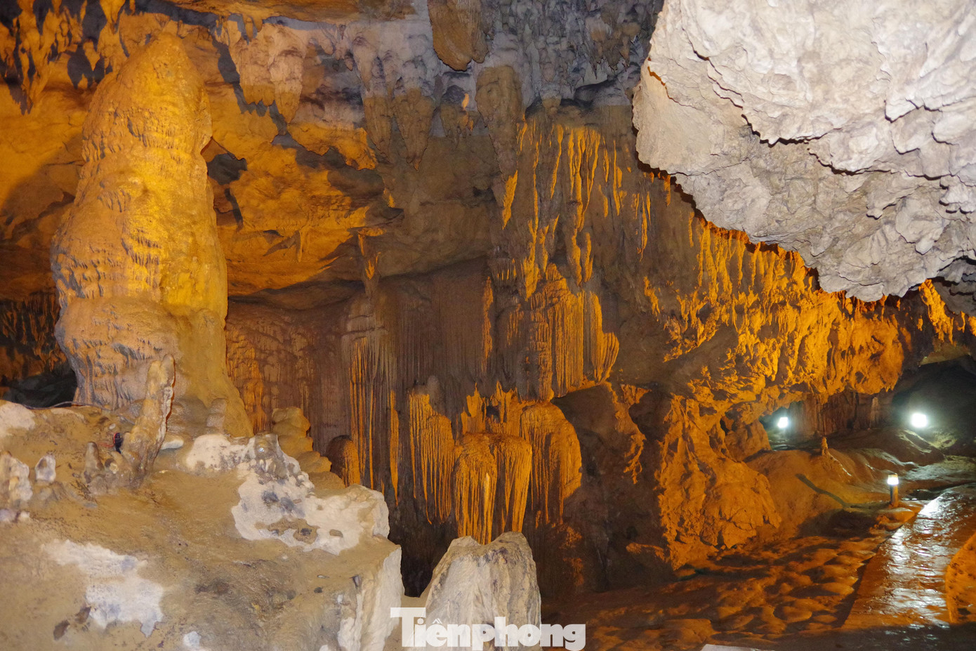 Càng đi sâu vào trong lòng động, khung cảnh càng lung linh, kỳ ảo.