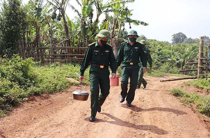 10h trưa hằng ngày, cán bộ Tổ công tác Biên phòng bản Buốc Pát mang cơm xuống lớp học cho các cháu.