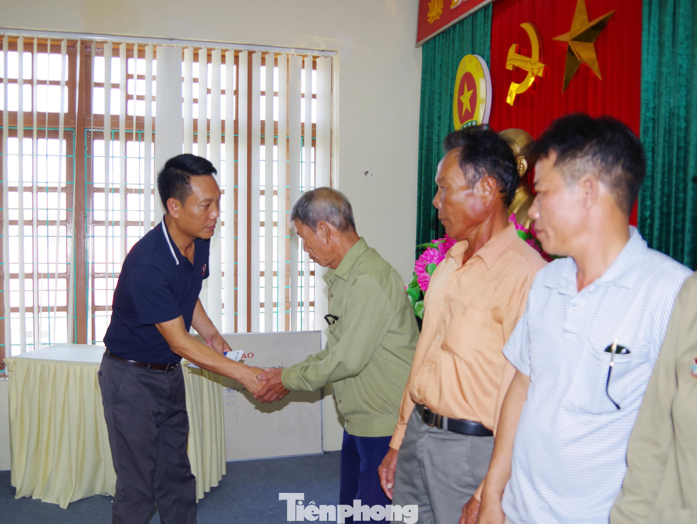 Nhà báo Hoàng Nam, đại diện báo Tiền Phong tại Quảng Bình trao quà cho cựu TNXP tỉnh Nhà báo Hoàng Nam, đại diện báo Tiền Phong tại Quảng Bình trao quà cho cựu TNXP tỉnh