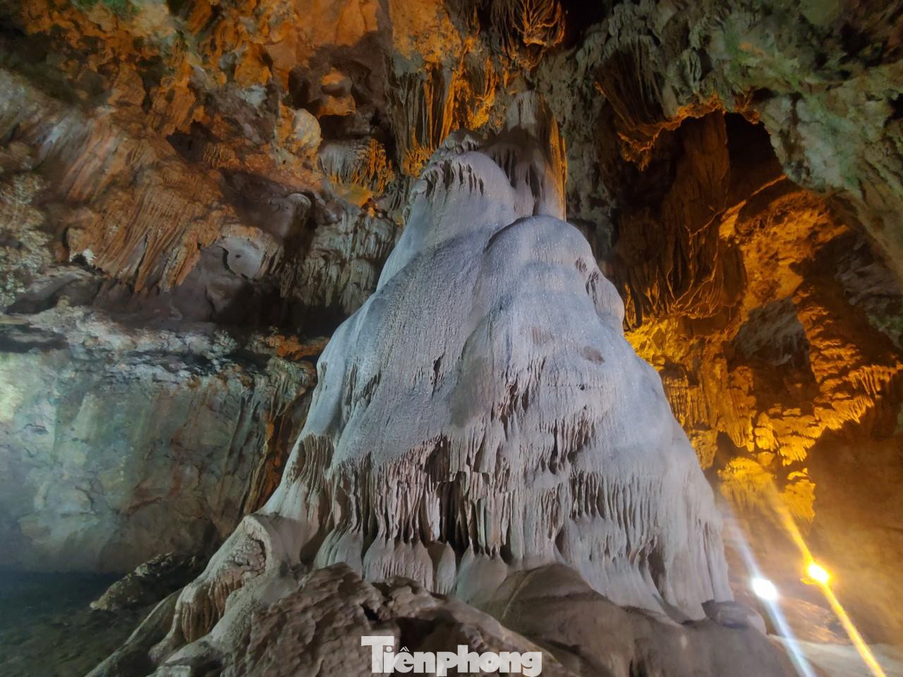 Hình ảnh được liên tưởng cây bạc (có màu trắng, lấp lánh) trong động Ngườm Ngao.