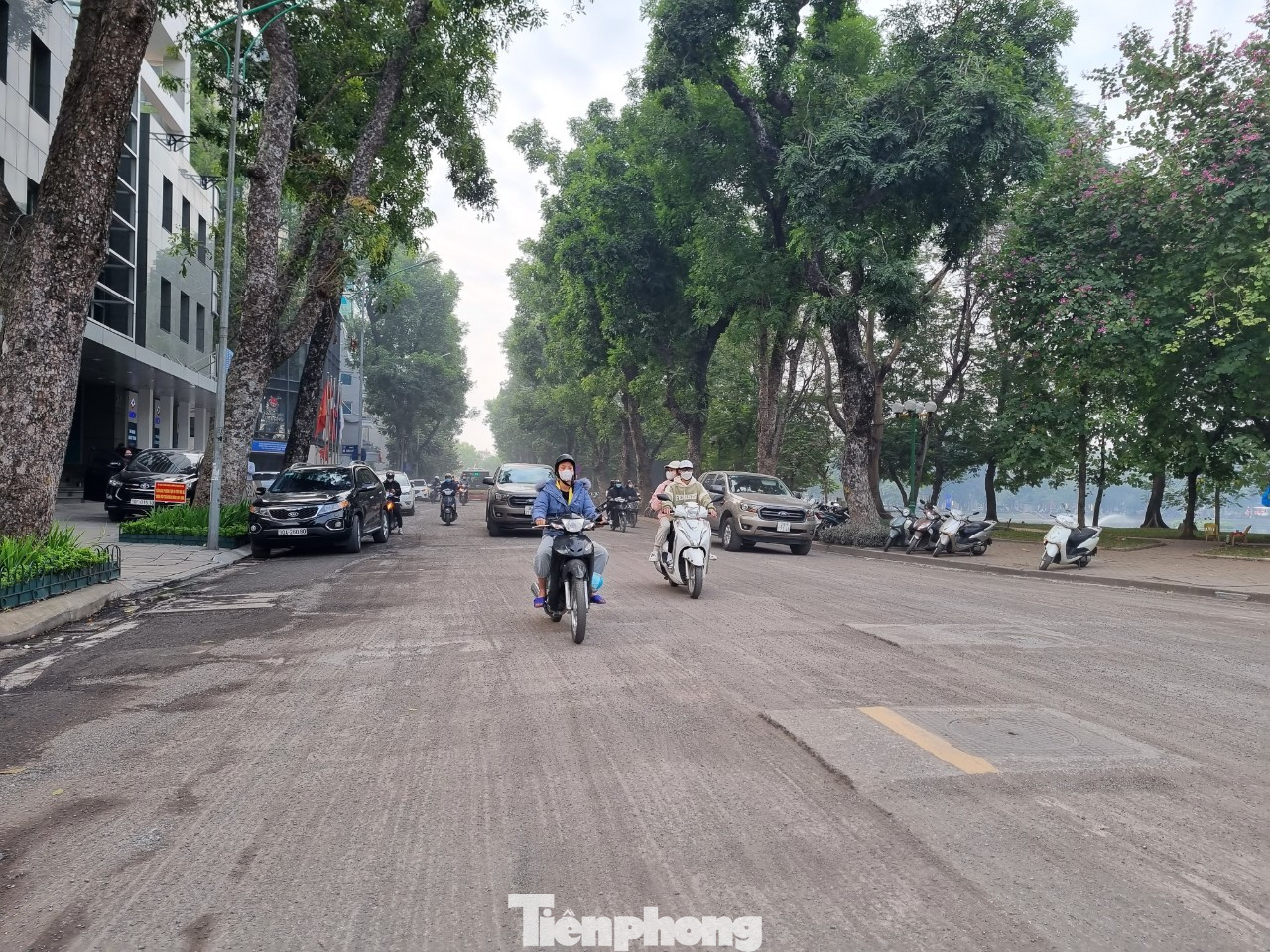 Sáng 23/12, đoạn đường này đã được cào bóc nhưng chưa thảm lại. Xe chạy qua, bụi bốc lên, gây ô nhiễm, mất an toàn giao thông. Sáng 23/12, đoạn đường này đã được cào bóc nhưng chưa thảm lại. Xe chạy qua, bụi bốc lên, gây ô nhiễm, mất an toàn giao thông.