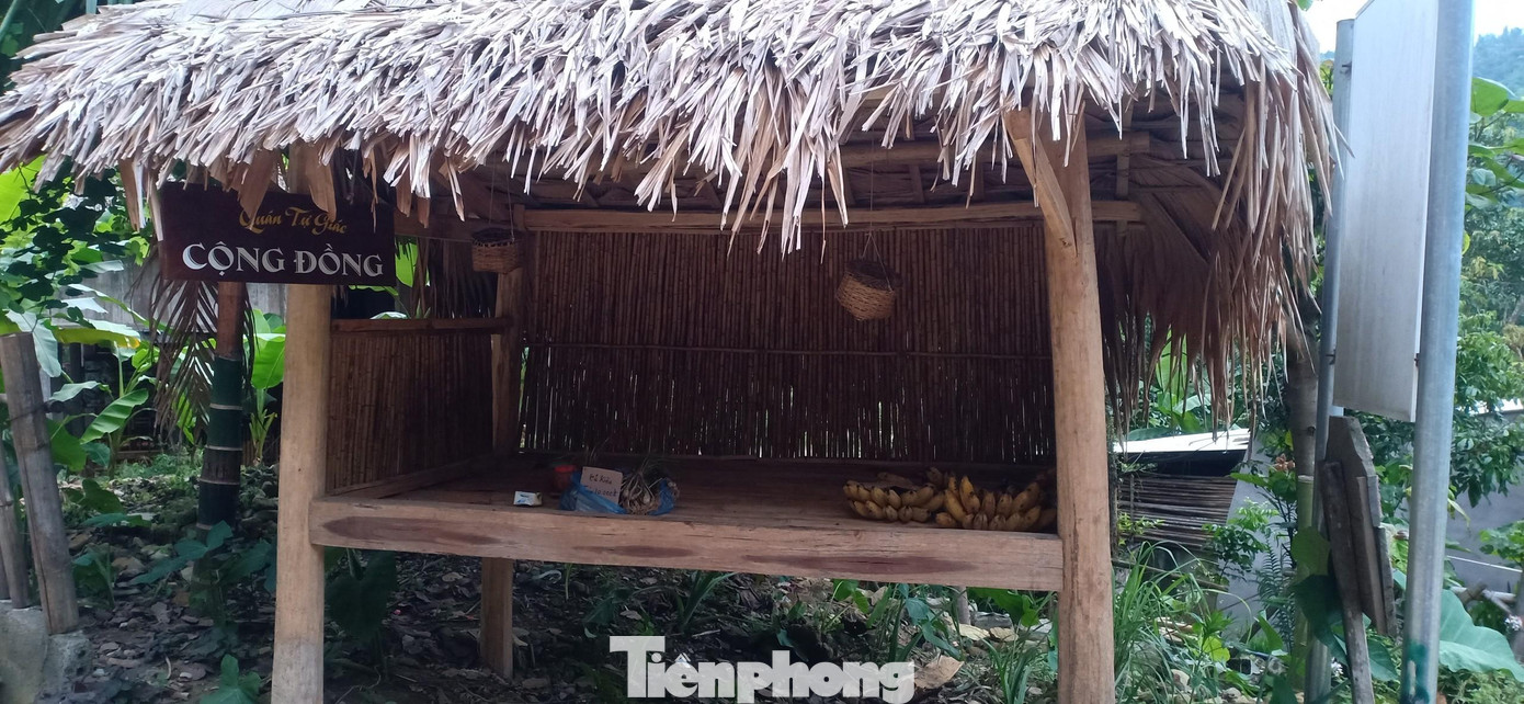 "Quán tự giác" nét văn hóa riêng của người Mường nơi đây. Đó là hình thức bán hàng độc đáo, không có người bán đã khơi gợi trí tò mò và để lại ấn tượng mạnh đối với du khách. Bà con ở đây cho biết loại hình có từ rất lâu đời, trở thành niềm tự hào và minh chứng cho tinh thần tự giác, tính gắn kết cộng đồng. "Quán tự giác” thường bày bán các mặt hàng nông sản như ngô nếp, chuối, khoai lang, măng, mộc nhĩ, rau rừng… Trong mỗi sọt hàng có niêm yết giá để bất cứ ai đi qua có nhu cầu lấy mang về và tự giác bỏ tiền vào giỏ.