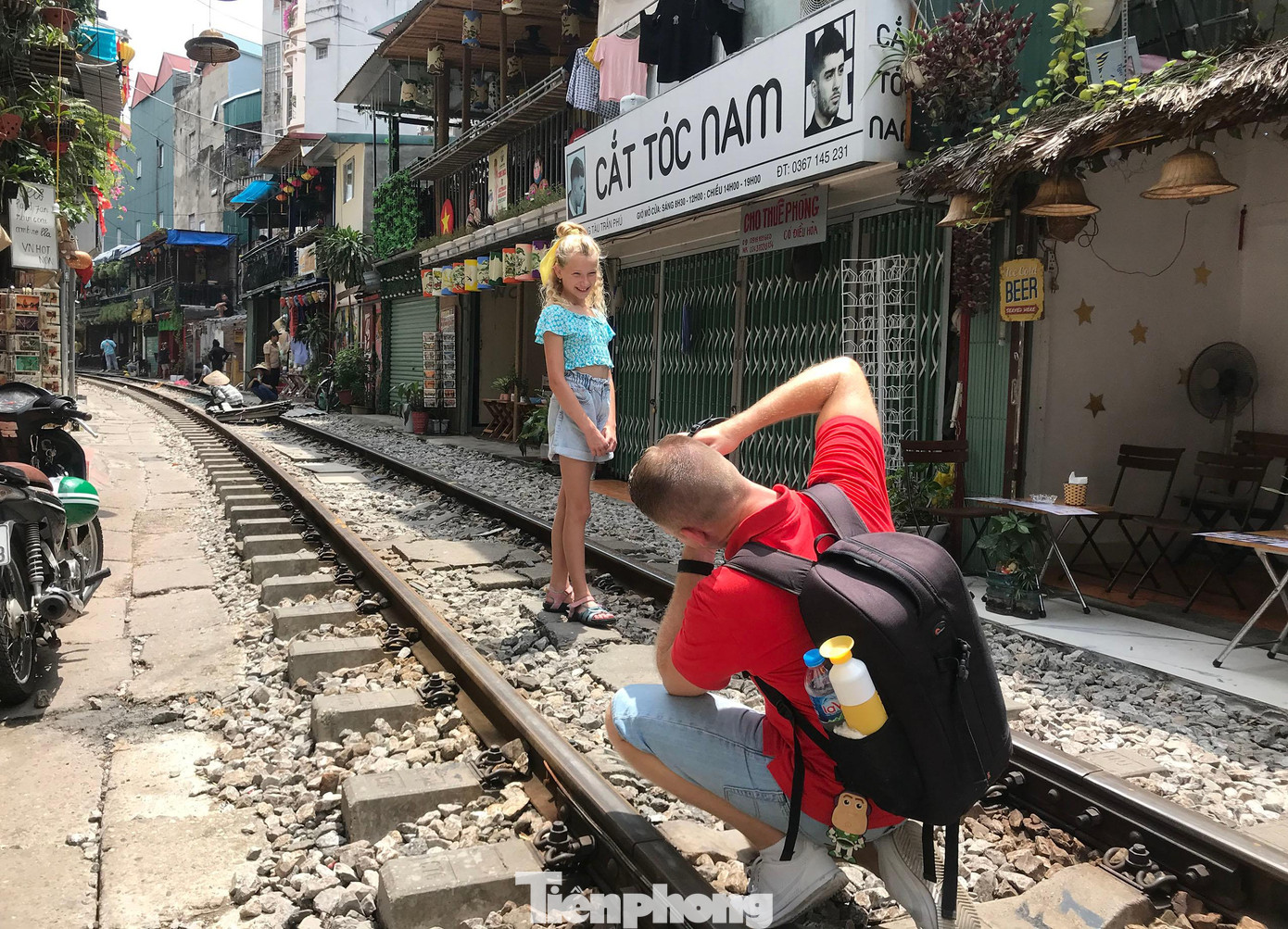 Phố cà phê đường tàu (đoạn đường sắt nối giữa phố Lê Duẩn, Trần Phú, Cửa Đông và Phùng Hưng) những ngày qua trở thành địa điểm thu hút đông người nước ngoài và bạn trẻ trong nước.