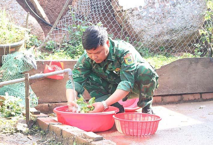 Đại úy Nguyễn Mạnh Hà, Tổ trưởng Tổ công tác Biên phòng bản Buốc Pát nhặt, rửa rau chuẩn bị bữa cơm cho các cháu. Đại úy Hà chia sẻ: “Có ở gần mới thấy được sự khổ cực của các cháu. Vì thế, chúng tôi không quản vất vả, khó khăn cố gắng chăm lo bữa ăn cho các cháu đảm bảo dinh dưỡng”.