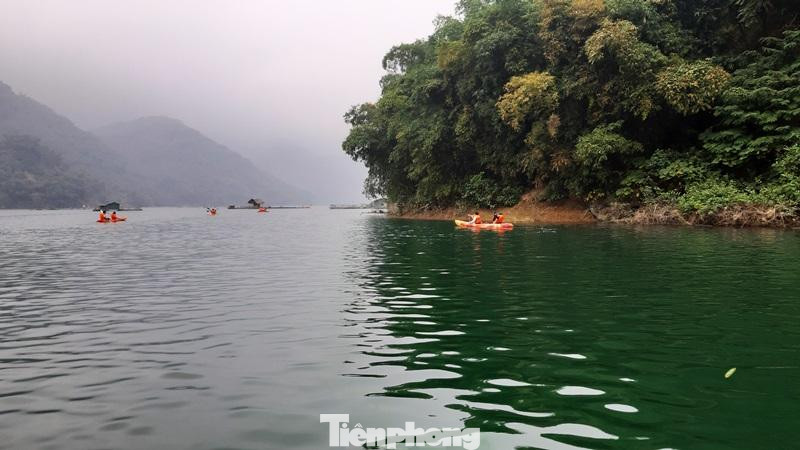 Để đến được bản Đá Bia (Tiền Phong, Đà Bắc), du khách có thể đi cả đường thủy và đường bộ đều rất thuận tiện. Du khách di chuyển đến bến cảng Thung Nai (xã Thung Nai, huyện Cao Phong) để lên tàu và khám phá lòng hồ Hòa Bình - hồ thủy điện lớn nhất cả nước. Sau khoảng 2 tiếng, du khách sẽ đến bản Đá Bia.