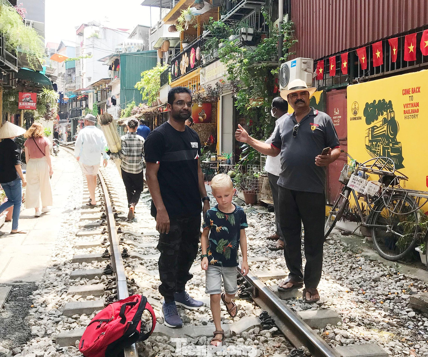 Du khách vô tư tạo dáng, chụp ảnh trên đường tàu.