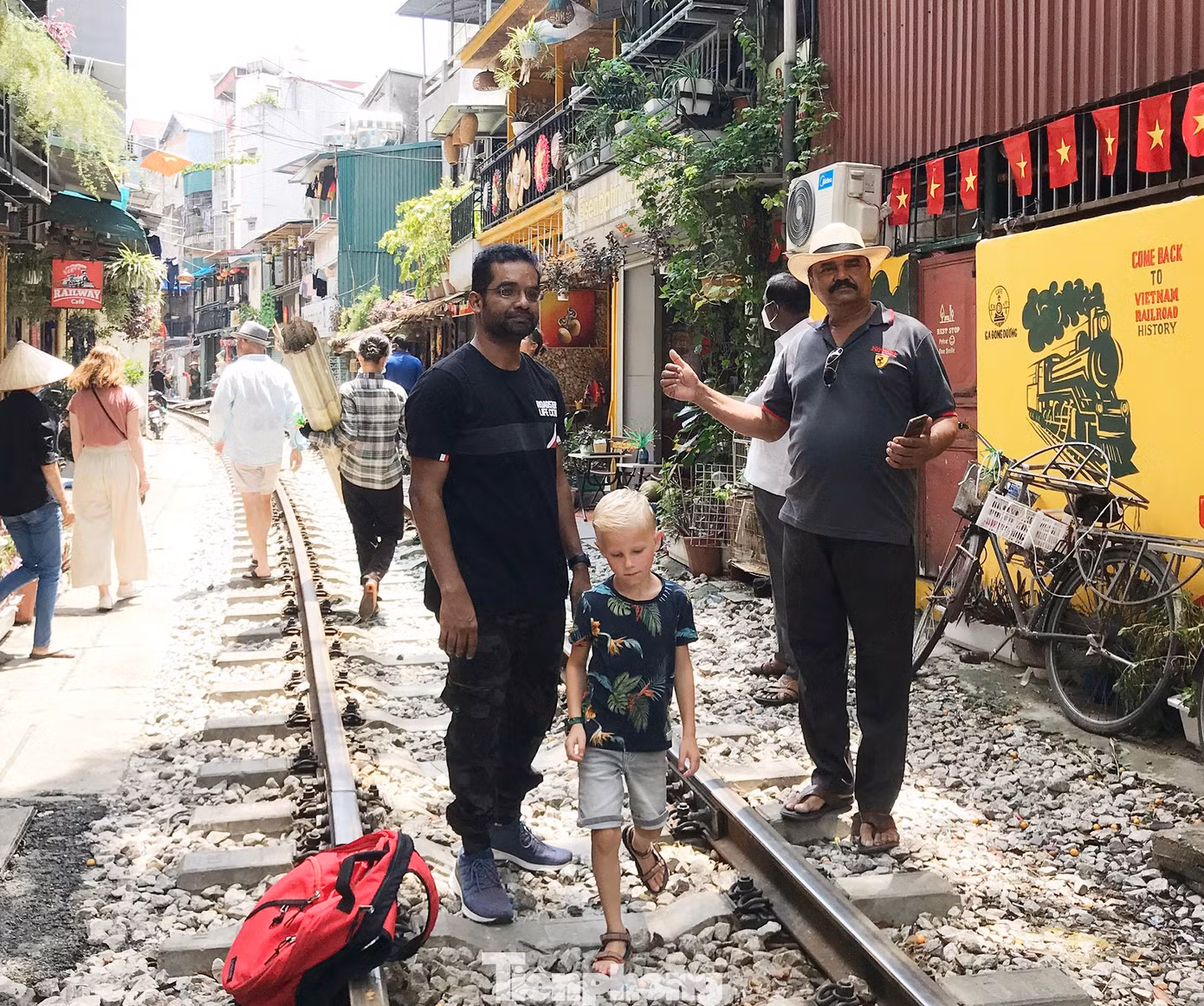 Du khách vô tư tạo dáng, chụp ảnh trên đường tàu.